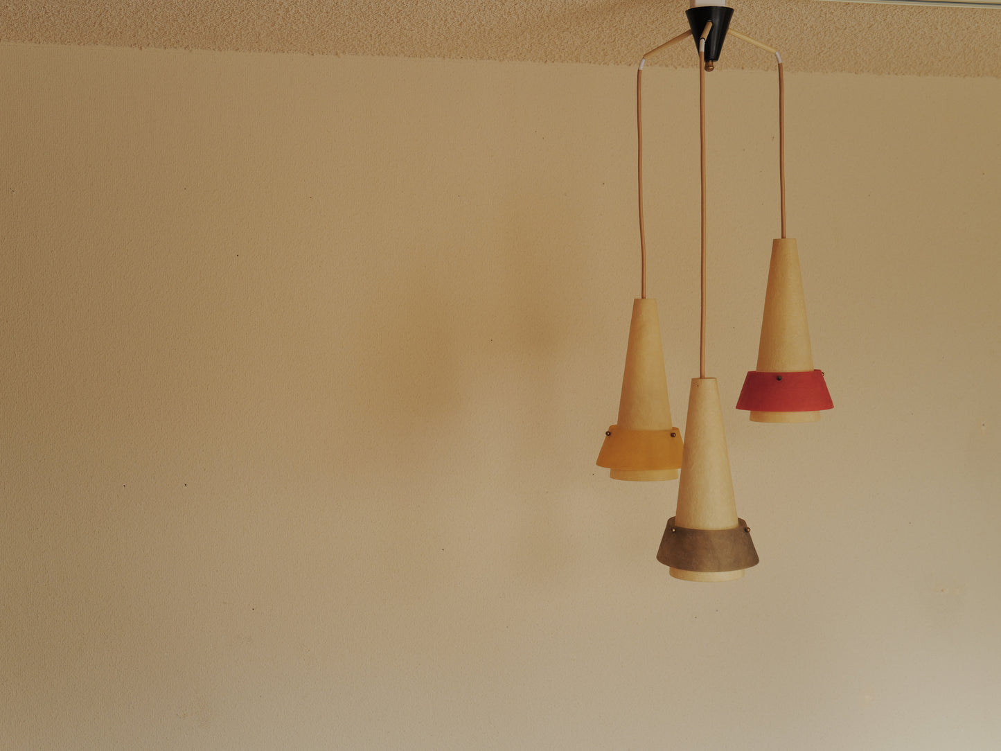 1950s fiberglass cascade ceiling lamp. 3 shades