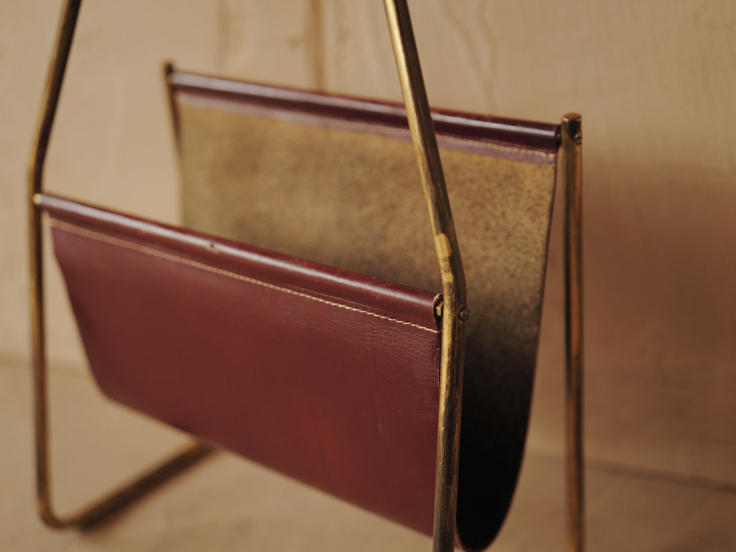 CARL AUBÖCK. Magazine holder in brass and leather, Austria