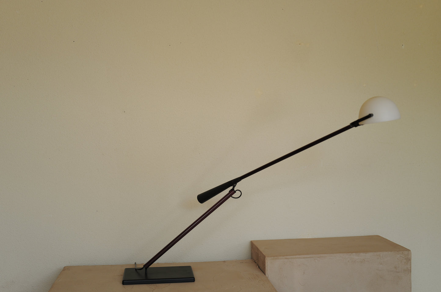 1970s Table lamp model 613 designed by Paolo Rizzatto & Gino Sarfatti. Produced by Arteluce in Italy.