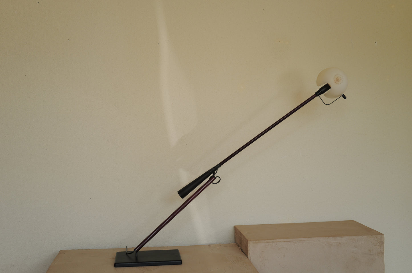 1970s Table lamp model 613 designed by Paolo Rizzatto & Gino Sarfatti. Produced by Arteluce in Italy.