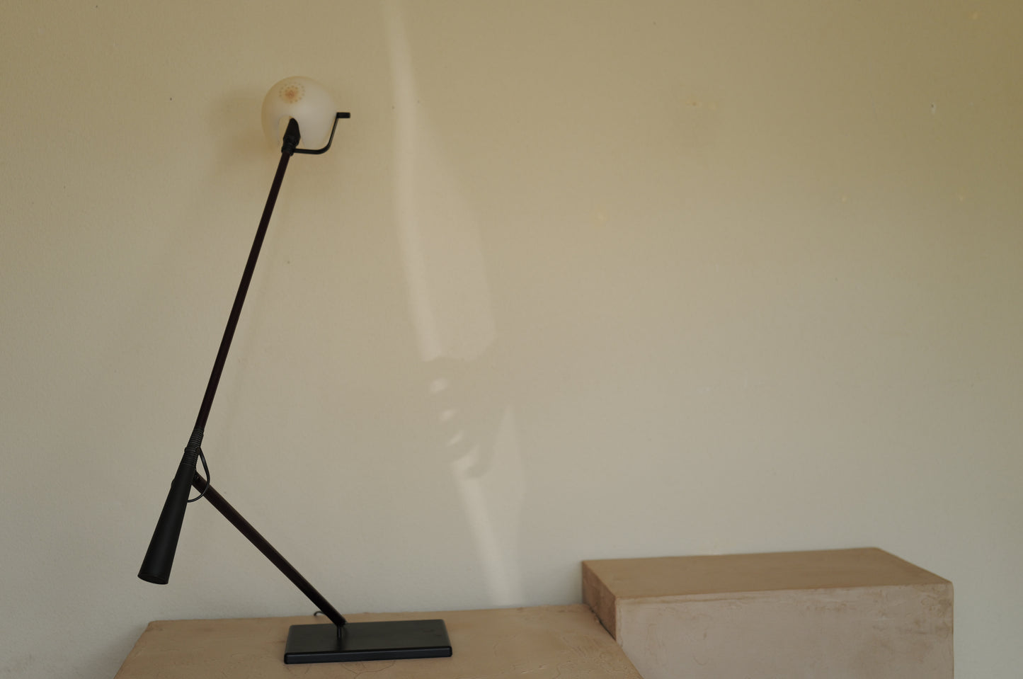 1970s Table lamp model 613 designed by Paolo Rizzatto & Gino Sarfatti. Produced by Arteluce in Italy.
