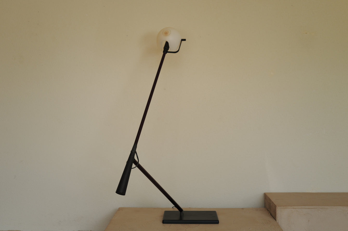 1970s Table lamp model 613 designed by Paolo Rizzatto & Gino Sarfatti. Produced by Arteluce in Italy.