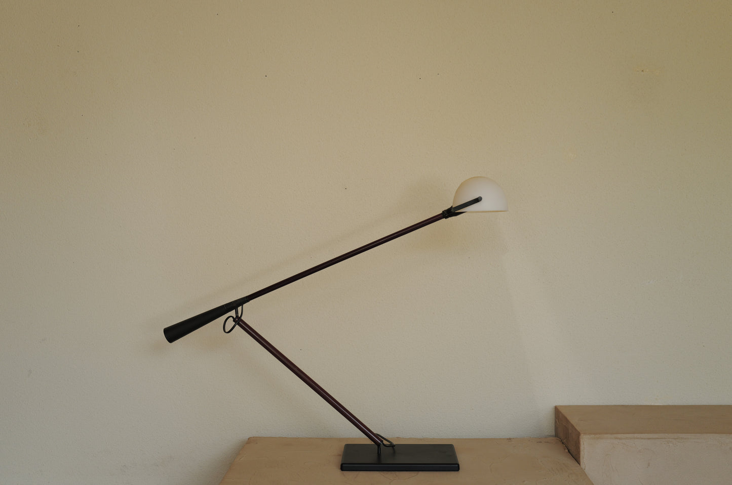 1970s Table lamp model 613 designed by Paolo Rizzatto & Gino Sarfatti. Produced by Arteluce in Italy.