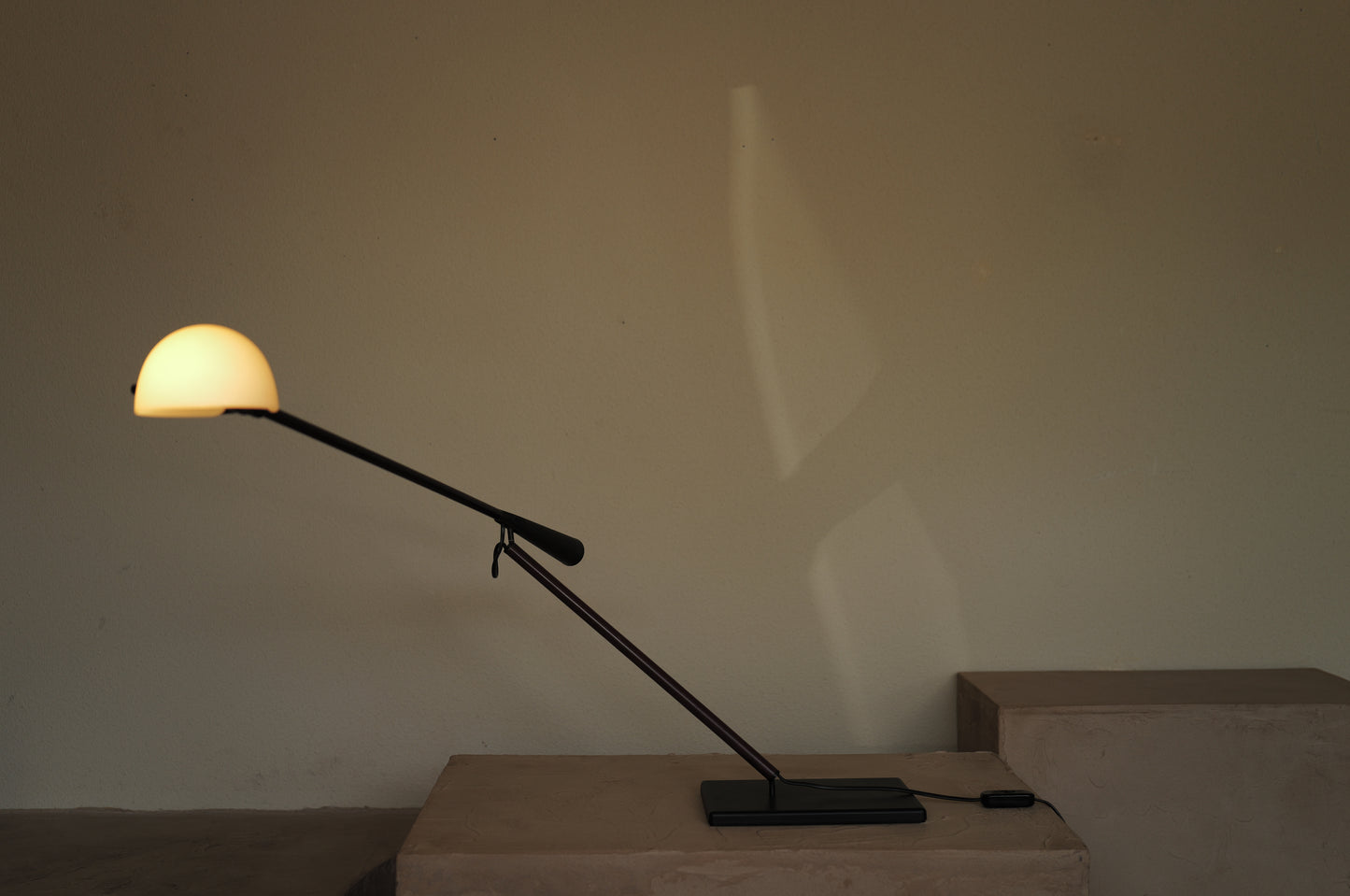 1970s Table lamp model 613 designed by Paolo Rizzatto & Gino Sarfatti. Produced by Arteluce in Italy.