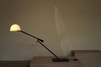1970s Table lamp model 613 designed by Paolo Rizzatto & Gino Sarfatti. Produced by Arteluce in Italy.