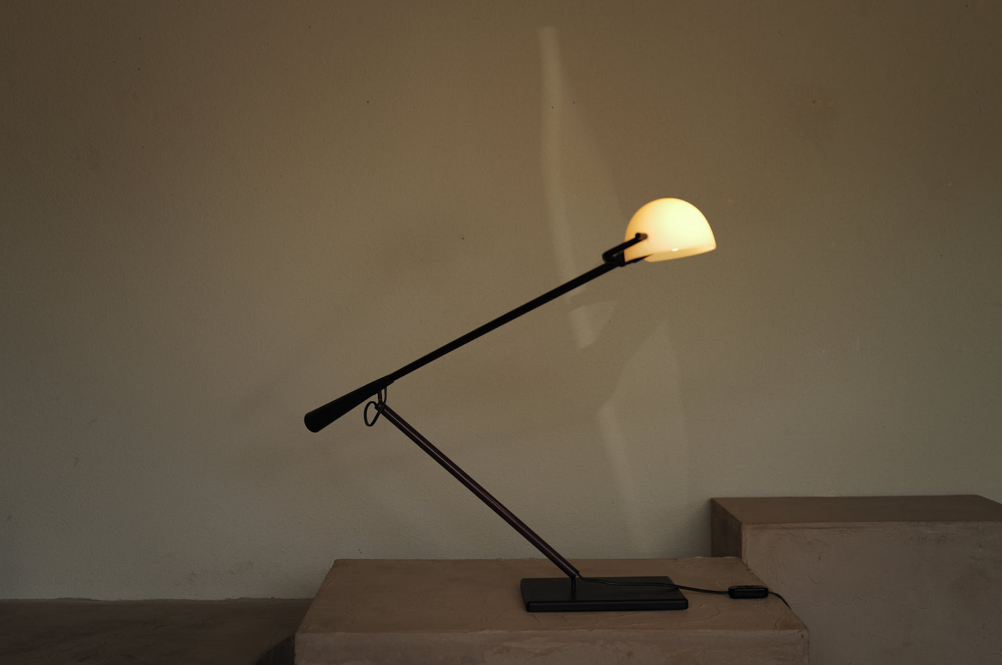 1970s Table lamp model 613 designed by Paolo Rizzatto & Gino Sarfatti. Produced by Arteluce in Italy.