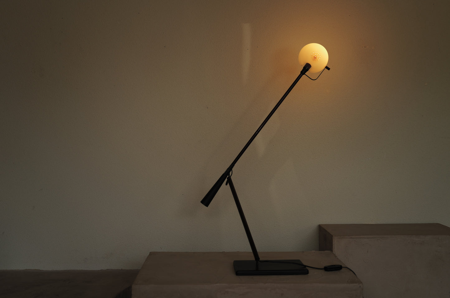 1970s Table lamp model 613 designed by Paolo Rizzatto & Gino Sarfatti. Produced by Arteluce in Italy.