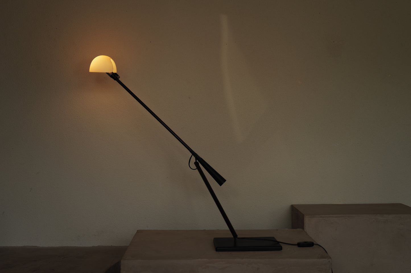 1970s Table lamp model 613 designed by Paolo Rizzatto & Gino Sarfatti. Produced by Arteluce in Italy.