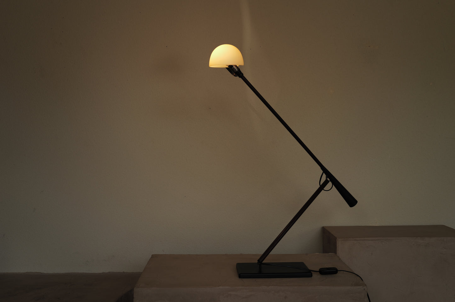 1970s Table lamp model 613 designed by Paolo Rizzatto & Gino Sarfatti. Produced by Arteluce in Italy.