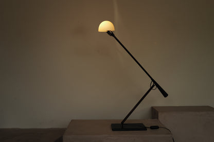1970s Table lamp model 613 designed by Paolo Rizzatto & Gino Sarfatti. Produced by Arteluce in Italy.