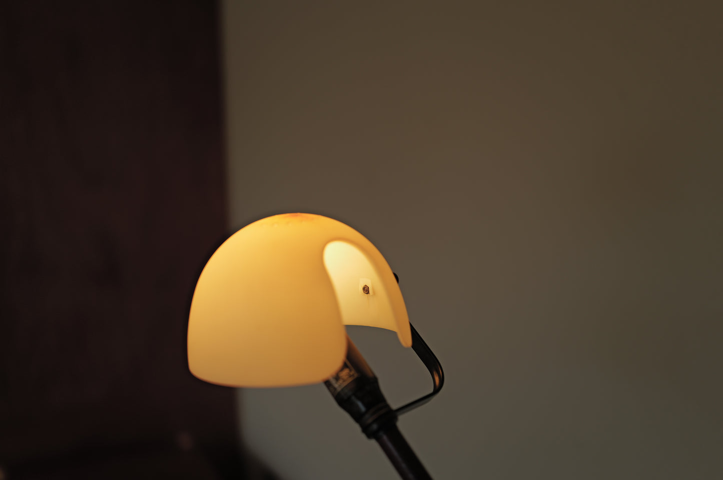 1970s Table lamp model 613 designed by Paolo Rizzatto & Gino Sarfatti. Produced by Arteluce in Italy.