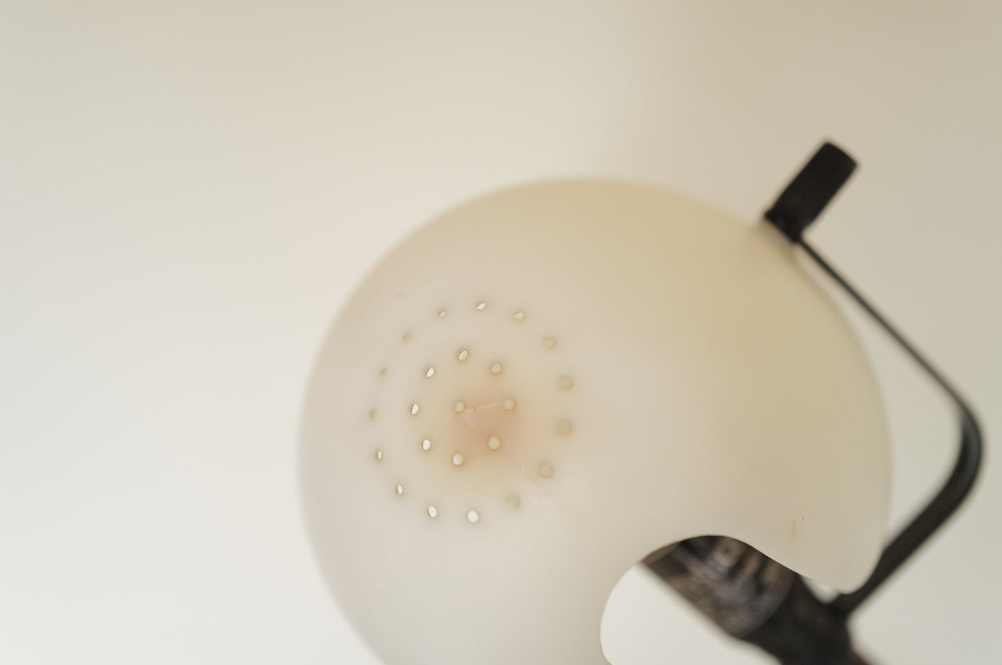 1970s Table lamp model 613 designed by Paolo Rizzatto & Gino Sarfatti. Produced by Arteluce in Italy.