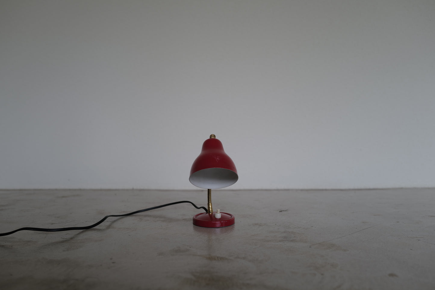 Red table lamp　 France ②